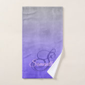 Élégant violet bleu gris rustique monogramme (Serviette à main)