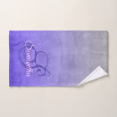 Élégant violet bleu gris rustique monogramme (Serviette à main)