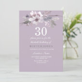 Élégant violet floral 30e anniversaire Invitation  (Debout devant)