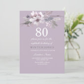Élégant violet floral 80e anniversaire Invitation  (Debout devant)