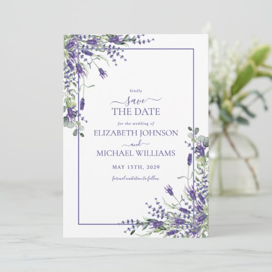 Elegant Violet Paars Bloemen Script Save the Date Kaart (Staand voorkant)