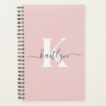 Élégant violet rose gris script Monogramme<br><div class="desc">Ce simple, élégant rose vif 5, 5 x 8, 5 soft planner avec votre prénom dans une police de script tendance en gris et votre première initiale dans une police casquette moderne en blanc est parfait pour vos clés. C'est design, tendance et pourtant très classique. Il facilitera la tenue des...</div>