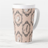 Elegant Vlinderroze Victoriaans Damask Monogram Latte Mok (Rechterhoek)