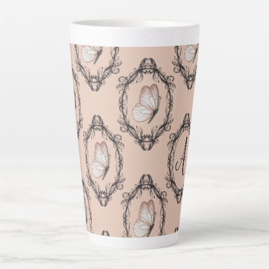 Elegant Vlinderroze Victoriaans Damask Monogram Latte Mok (Voorkant)