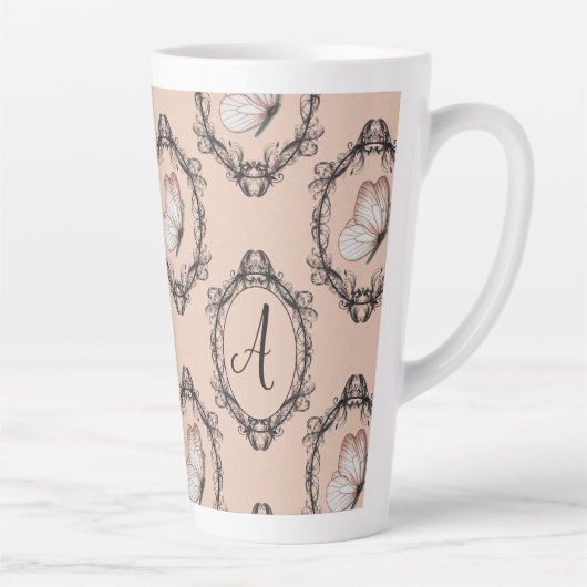 Elegant Vlinderroze Victoriaans Damask Monogram Latte Mok (Rechts)