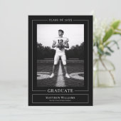 Elegant White & Black Graduate Announcement Kaart (Staand voorkant)