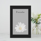 Elegant White Daisy Flower met naam Briefpapier (Staand voorkant)