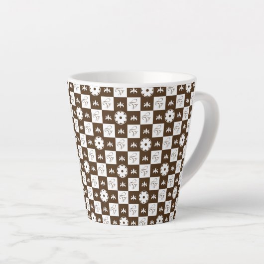 Elegant White en Brown Checkered Pattern Latte Mok (Rechterhoek)