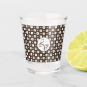 Elegant White en Brown Checkered Pattern Shot Glas (Voorkant)
