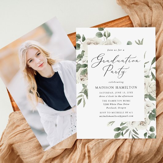 Elegant White Floral Greenery Graduation Party Kaart