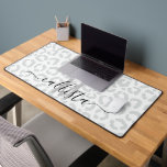 Elegant White Gray Leopard Cheetah Animal Print<br><div class="desc">Cette élégante motif chic conviendra parfaitement à la fashionista branchée et chic. Il dispose d'un motif poster de animal léopard blanc et gris dessiné à la main. C'est moderne,  simple et mignon. Customisez ce design avec votre nom de famille monogramme personnalisé et/ou votre initiale.</div>