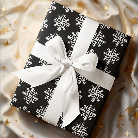 Elegant White Snowflakes on Black Cadeaupapier