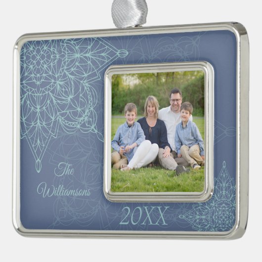 Elegant Winter Snowflake Design in Blauw Verzilverd Kader Ornament (Links)