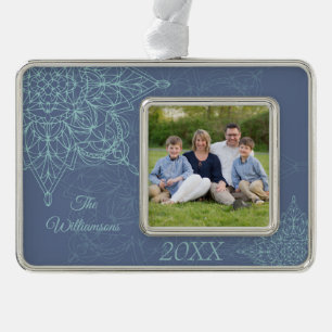 Elegant Winter Snowflake Design in Blauw Verzilverd Kader Ornament