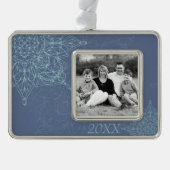 Elegant Winter Snowflake Design in Blauw Verzilverd Kader Ornament (Voorkant)