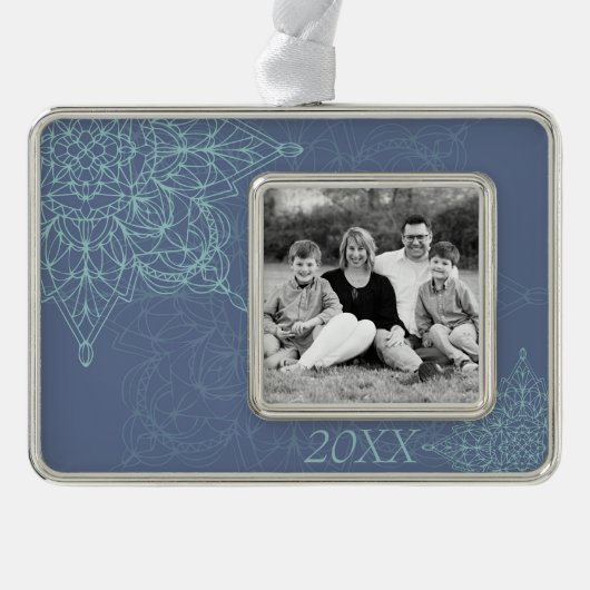 Elegant Winter Snowflake Design in Blauw Verzilverd Kader Ornament (Voorkant)