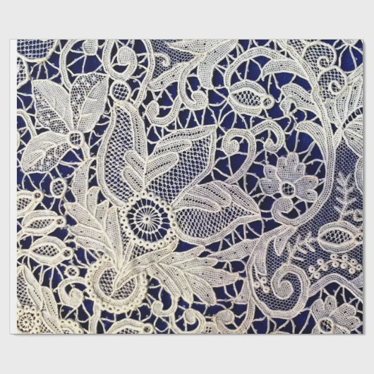 Elegant wit bloemig antiek kant op marineblauw cadeaupapier (Vlak)