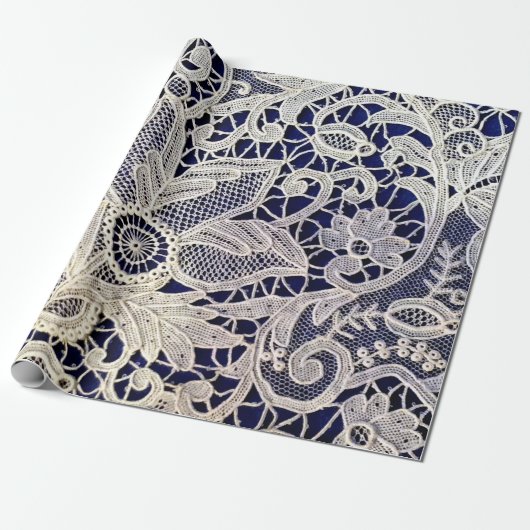 Elegant wit bloemmotief kant op marineblauw cadeaupapier (Uitgerold)