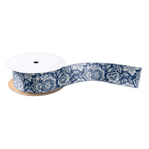 Elegant wit  damast op navy bl achtergrond lint