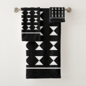 Elegant wit geometrisch patroon op zwart bad handdoek (Insitu)