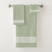 Elegant wit Grieks patroon op Sage Green Bad Handdoek (Insitu)