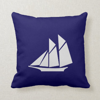 Elegant wit jacht op marineblauw kussen