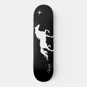 Elegant wit paardensilhouet, zwart skateboard