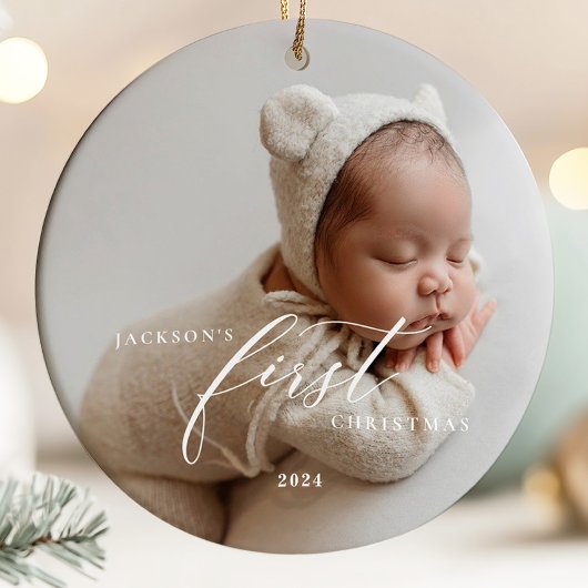 Elegant wit script baby's eerste kerstfoto keramisch ornament