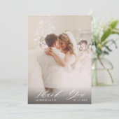 Elegant wit script bruiloft 2 foto bedankkaart (Staand voorkant)