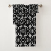 Elegant wit spiraal ontwerp patroon op zwart bad handdoek (Insitu)