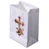 Elegant Wooden Cross met roze bloemen Medium Cadeauzakje (Voorkant Gekanteld)