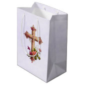 Elegant Wooden Cross met roze bloemen Medium Cadeauzakje (Achterkant Gekanteld)