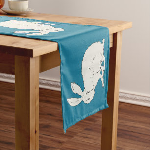 Elegant Zittend wit Konijnenkonijn op Donkerblauw Korte Tafelloper