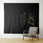Elegant Zwart Goud Script Monogram Bruiloft Wandkleed (In Situ (horizontaal))