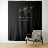 Elegant Zwart Goud Script Monogram Bruiloft Wandkleed (In situ)