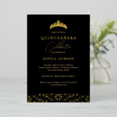 Elegant Zwart Goud Tiara Script Quinceanera Folie Uitnodiging (Staand Voorkant)
