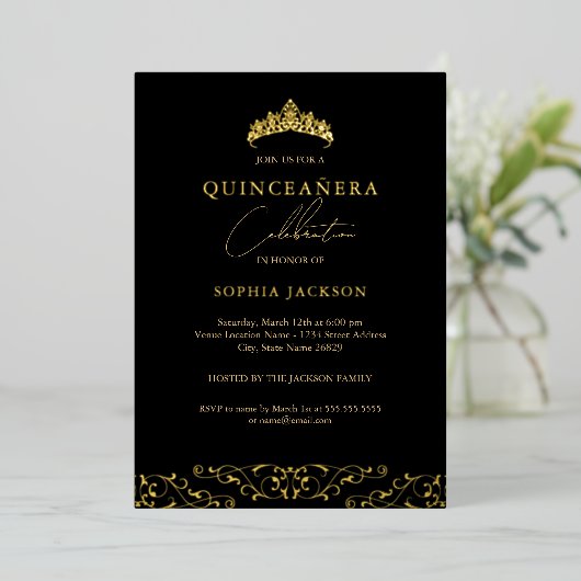 Elegant Zwart Goud Tiara Script Quinceanera Folie Uitnodiging (Staand Voorkant)