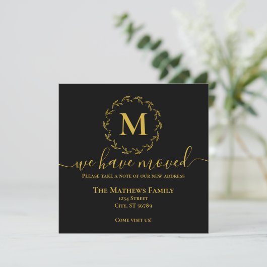 Elegant zwart gouden krans Monogram We hebben verp Aankondiging (Staand voorkant)