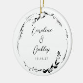 Elegant Zwart Wit Bloemen Krans Bruiloft Custom Keramisch Ornament (Links)