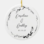 Elegant Zwart Wit Bloemen Krans Bruiloft Custom Keramisch Ornament (Achterkant)