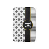 Elegant Zwart Wit Damast Strepen Goud Monogram Badmat (Voorkant Verticaal)