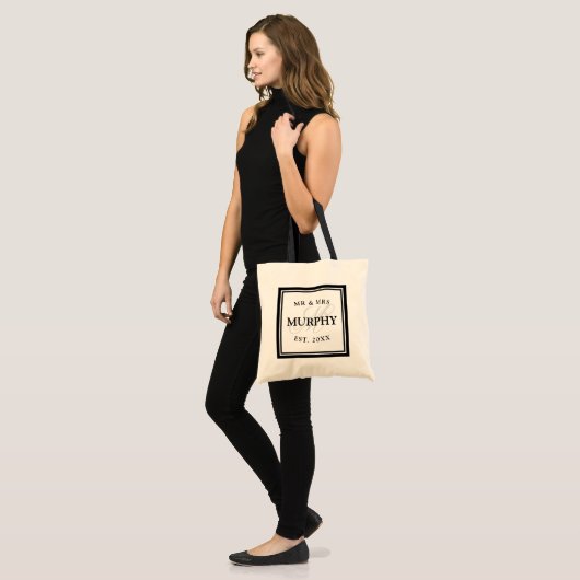 Elegant zwart-wit: mevrouw monogram bruiloft tote bag (Voorkant (model))