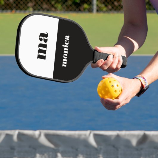 elegant zwart & wit script monogram initiaal pickleball paddle (Insitu)