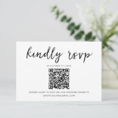 Elegant Zwart & Wit Script QR Code Bruiloft RSVP Kaartje (Staand voorkant)