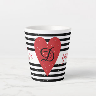 Elegant zwart-witte strepen en rood hart latte mok