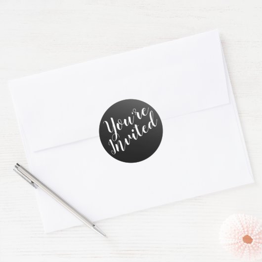 Elegant zwarte en witte envelop ronde sticker (Envelop)