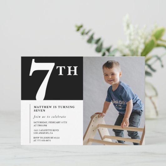 Elegante 7e verjaardag uitnodiging Black Boy Foto (Staand voorkant)