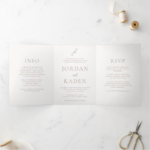 Elegante aardse neutrale script monogram bruiloft drieluik uitnodiging