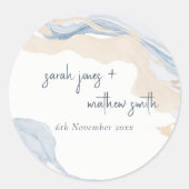 Elegante abstracte blauwe beige kuststrand bruilof ronde sticker (Voorkant)