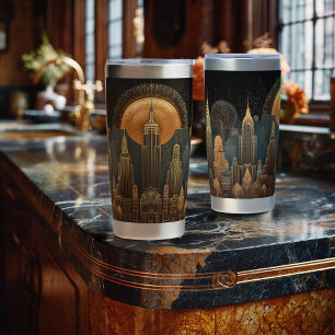 Elegante Art Deco stadshemel in goud op zwart Geïsoleerde Drinkbeker